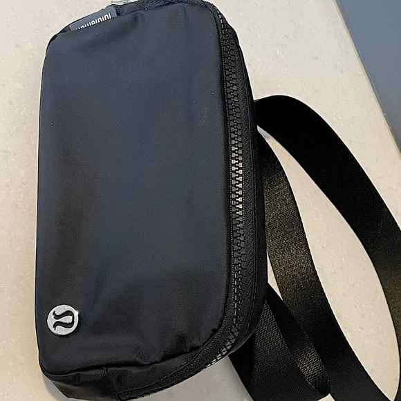 Lululemon Everywhere Belt Bag - Picture 2 of 4